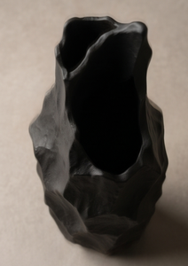Vase d'art métallique noir de qualité supérieure, surface sculptée irrégulière, élégant support à fleurs pour centres de table de mariage et événements - Product Image 3