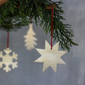 Atractivas bolas colgantes de metal ideales para crear un ambiente festivo durante las celebraciones navideñas y reuniones familiares. - Product Image 6