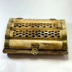 Caja de Latón y Hueso Tallada a Mano Estilo Náutico, Caja de Almacenamiento para Joyas y Recuerdos, Decorativa y Pulida - Product Image 1