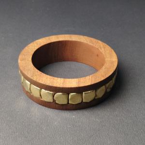 Brazalete de Madera Artesanal con Tachuelas Hexagonales de Latón Facetadas - Pulsera de Madera Estilo Industrial - Pieza Étnica de Alta Resistencia - Product Image 6