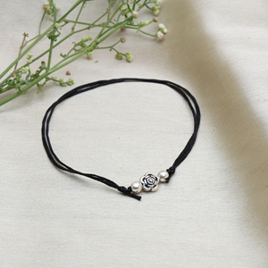 Tobillera Ajustable con Cordón Negro y Dije de Rosa Plateada para Mujer, Joyería Delicada para el Pie, Estilo Rajasthaní, para Uso Diario - Product Image 3