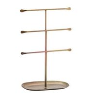 Support à bijoux en laiton à trois niveaux avec base solide et stable pour un rangement sécurisé des bijoux, finition décorative ajoutant une touche de luxe à n'importe quelle pièce.