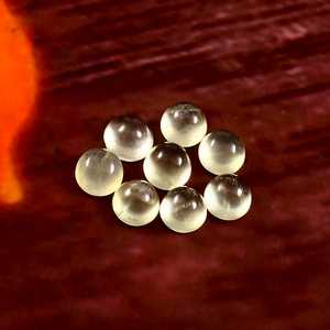 Lote al por mayor de gemas sueltas calibradas de prehnita natural redonda de 6x6 mm con parte trasera plana para fabricación de joyas - Product Image 3