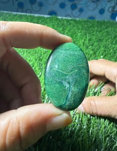 Pierres précieuses d'amour : Cabochon ovale en jade vert naturel du paradis, poli, à changement de couleur vert, 71 carats, du Rajasthan, pour la fabrication de bijoux - Product Image 2