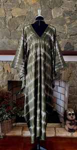 Robe longue kaftan en rayonne tie-dye vert olive, col en V, style bohème, taille unique - Product Image 4