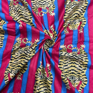 Tela de Algodón Orgánico Hecha a Mano con Estampados de Animales Indios, Teñido a Mano con Diseños Florales, Impresión Serigráfica, para Bolsas, Cortinas, Fundas, Niños - Product Image 1