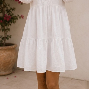 Vestido mini de algodón con cuello en V, manga farol, corte en A, botones frontales y dobladillo en capas, estilo casual de verano, ajuste holgado para uso diario. - Product Image 6
