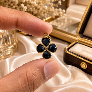 Charme en forme de fleur en onyx noir |   Pendentif avec cadre plaqué or |   Bijoux faits à la main, cadeau pour elle, à porter comme collier - Product Image 1