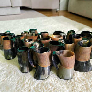 Jarra de cuerno Vikinga tallada a mano con diseño quemado, pulida, de cuerno de buey, para cerveza, vino o hidromiel, al mejor precio. - Product Image 3