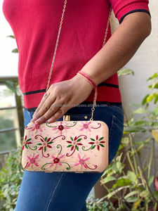 Punjabi Jutti de cuero puro, combinación de embrague para boda, juttie de cuero tradicional hecho a mano - Product Image 4