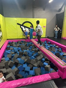 Parcours de trampoline intérieur géant personnalisable pour enfants, avec attractions et jeux de saut, type Ninja Warrior, en promotion - Product Image 3