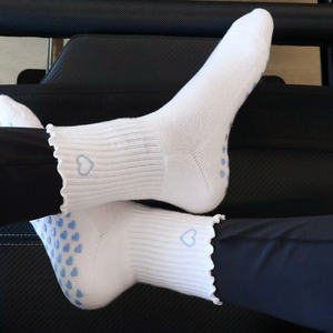 Chaussettes de sport antidérapantes en coton extensible respirant et confortable pour yoga, pilates et fitness, idéales pour l'entraînement en intérieur - Product Image 3