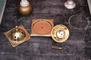 Lampe à huile Diya décorative dorée avec couvercle en verre, lampe à huile indienne traditionnelle ornée pour la maison, le temple, les festivals et la décoration de table - Product Image 3