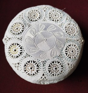 Chapeau Kufi blanc à motif ethnique en pierre, bonnet brodé de perles pour homme, en polyester, pour la prière musulmane, qualité export - Product Image 6
