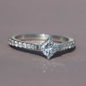 Elegante corte princesa y corte redondo Lab Grown VVs Clarity Diamond con pavé anillo de compromiso en oro blanco de 14K