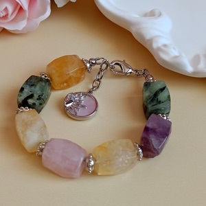 Bracelet à breloques en résine de créateur haut de gamme, bijoux élégants et vintage faits à la main pour femmes, vente au détail et en ligne - Product Image 3