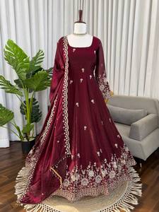 Ensemble Anarkali en soie bordeaux brodé, tenue indienne pakistanaise pour femmes avec dupatta, robe de fête de mariage - Product Image 1
