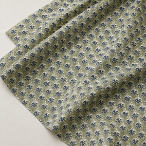 Tela de algodón estampada a mano con motivos florales en verde oliva y azul marino, con un pequeño diseño de hojas y un borde botánico grande, textil suave y transpirable. - Product Image 2