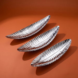 Exquisito juego de bandejas metálicas decorativas con forma de hoja, perfecto para servir en casa con elegancia y para reuniones gastronómicas elegantes. - Product Image 2