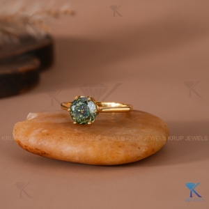 แหวนหมั้นเพชรเม็ดเดี่ยวทรงตัดแบบโปรตุเกส สีเขียว ผลิตในห้องปฏิบัติการ ตัวเรือนทองคำแท้สีเหลือง ดีไซน์ทรงดอกทิวลิป เครื่องประดับชั้นดีสำหรับผู้หญิง - Product Image 2