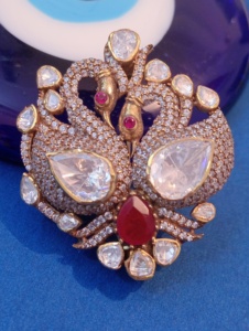 Broche Paon Vintage en Argent 925 Doré, Bijoux Amaira, Cristaux Taillés Poire, Strass, Pierre Centrale Rouge, Design Animal, Unisexe - Product Image 2