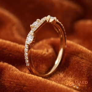 แหวนหมั้นทรง Asscher ประดับเพชรโมอิสซาไนต์ ชุดเครื่องประดับเจ้าสาวสีทอง ประดับเพชรเม็ดกลมด้านข้าง วงแหวนประกายระยิบระยับ เครื่องประดับขอแต่งงานสำหรับเจ้าสาวสุดหรู - Product Image 2