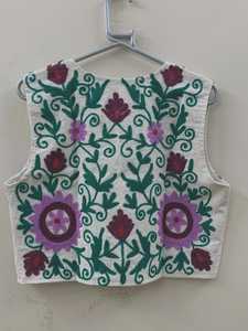 Chaleco de Terciopelo Bordado con Flores Suzani, Chaleco Floral Bohemio, Atuendo Navideño, Chaleco Decorativo, Chaleco Abierto por Delante, Chaleco Hippie - Product Image 2