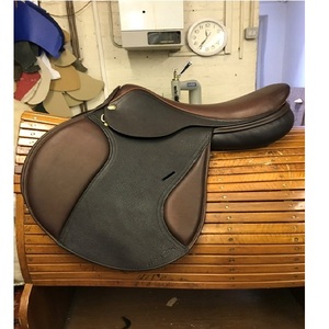 Silla de Montar de Cuero para Entrenamiento y Competición Ecuestre con Costuras Reforzadas, Paneles Ajustables y Soporte de Estabilidad para el Jinete - Product Image 1