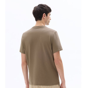 เสื้อยืดคอกลมแขนสั้นสีน้ำตาลสำหรับผู้ชาย ทรงปกติ สีพื้น ผ้าเจอร์ซีย์ถัก 100% ผ้าฝ้าย ย้อมสีเรียบ เนื้อผ้านุ่ม - Product Image 3