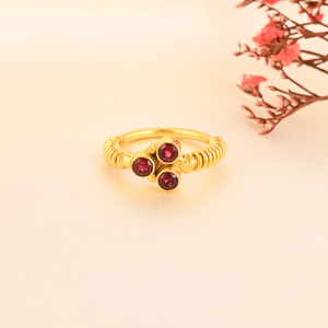 แหวนทองเหลืองประดับพลอยโกเมนไฮโดรสามเม็ด ดีไซน์หรูหรา ทำมือโดยดีไซเนอร์ - Product Image 1