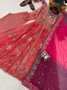 ชุดเดรส Anarkali ปักลายพีชสุดหรู พร้อมผ้าคลุมไหล่ สำหรับผู้หญิง ออกแบบโดยดีไซเนอร์ เหมาะสำหรับงานแต่งงาน งานเลี้ยง และงานพิธีต่างๆ ตกแต่งด้วยงานปักดิ้นทองและเลื่อม - Product Image 6