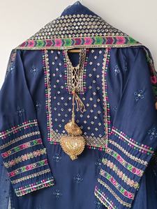 Colección Eid elegante y hermosa de 3 piezas: camisa, shalwar y dupatta de tela, ropa tradicional para Eid. - Product Image 5