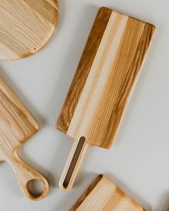 Tabla de servir de madera de fresno con mango largo tipo pala, ranura ovalada, vetas bicolor, grabado personalizado OEM, Vietnam - Product Image 6