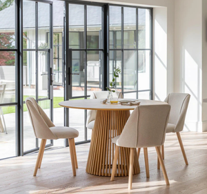 ชุดโต๊ะอาหารทรงกลมไม้มินดีแบบทันสมัย พร้อมเก้าอี้หุ้มเบาะและฐานขาตั้งแบบร่อง สำหรับห้องรับประทานอาหาร บ้านพักอาศัย หรือวิลล่า - Product Image 1