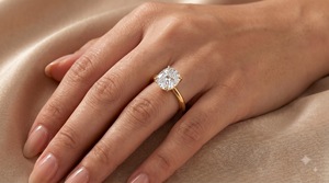 Anillo de compromiso de oro amarillo con diamante solitario de corte cojín de 3.50 CT, engaste tipo cesta de catedral, joyería personalizada OEM ODM - Product Image 4