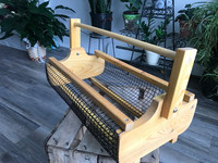 Moderne opbergmand van dennenhout met houten handvat, aanpasbare vorm, keukenopbergruimte, merk Falak