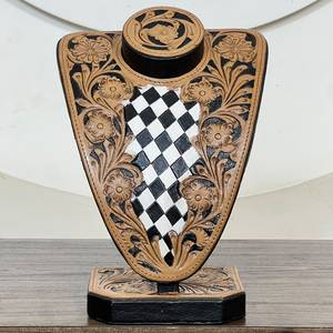 Expositor de Joyería de Cuero Genuino Hecho a Mano con Diseño Floral Grabado y Patrón de Tablero de Ajedrez, Super Septiembre - Product Image 2