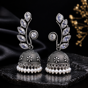 Pendientes Jhumka de Estilo Bohemio en Latón Plateado con Circonitas Corte Marquesa y Perlas de Imitación para Mujer, Ideales para Bodas - Product Image 3