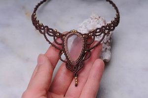 Collar de Macramé Hecho a Mano, Estilo Boho Tribal, Color Rosa, con Colgante y Cordón Ajustable, Cristal Curativo, HARI OM CREATIONS, Certificado IGI - Product Image 4