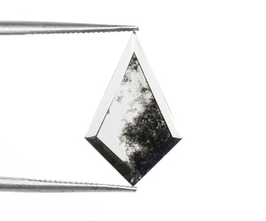 เพชรทรงไคท์คัท 1.90 กะรัต ทรงเกลือพริกไทย เจาะด้วยเลเซอร์ เพชรเลี้ยงในห้องปฏิบัติการแบบเม็ดเดี่ยว เพชรเกลือพริกไทยแบบสั่งทำพิเศษ ราคาขายส่ง - Product Image 4