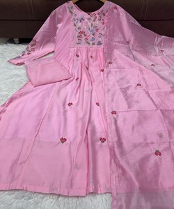 ชุดเสื้อผ้าไหมชานเดอรีปักลายหรูหรา พร้อมกางเกงและผ้าคลุมไหล่ สีชมพูอ่อน สำหรับงานเทศกาล ราคาขายส่ง เสื้อผ้าชาติพันธุ์ - Product Image 5