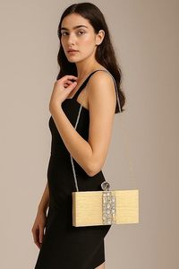 Pochette de luxe en résine dorée brillante avec embellissements en pierre faits à la main et bouton en diamant pour fêtes et mariages - Product Image 2