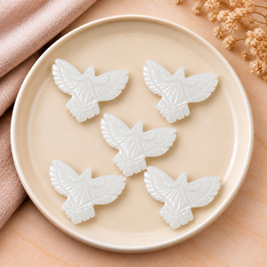 Colgante de Howlite con Tallado de Águila de 30mm, Escultura de Piedra Preciosa Hecha a Mano para Fabricación de Joyas, Decoración, Manualidades y Suministros al por Mayor - Product Image 1