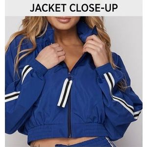 Ensemble de survêtement coupe-vent deux pièces bleu roi de qualité supérieure pour femme avec col montant, veste coupe-vent courte zippée et short - Product Image 4