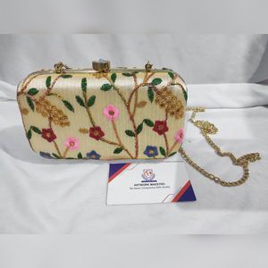 Bolso de mano de diseño exquisito con tela multicolor y diseño colorido, con cadena desmontable para ocasiones formales. - Product Image 1