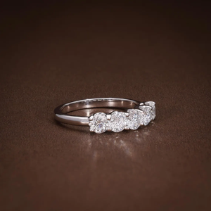 Anillo de Diamantes de Corte Redondo, Creados en Laboratorio, con Cinco Piedras, Banda de Diamantes con Garras Compartidas, Piedras Certificadas F-G VVS VS, Anillo de Compromiso de Oro Sólido - Product Image 3