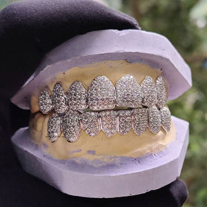 Grillz dentaire en argent massif personnalisé, micro-pavé de moissanite, style diamant, ensemble de grillz entièrement serti, vente en gros d'usine - Product Image 5
