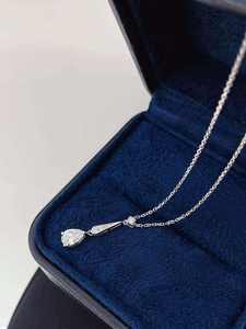 Pendentif Goutte d'Eau Vintage Art Déco en Or Massif avec Diamant de Laboratoire Taille Poire, Longue Breloque Pendante pour Femme - Product Image 2