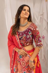 Tenue de soirée et de mariage de créateur en Faux Georgette avec strass thermocollés, dentelle fantaisie, Lehenga Choli longue, Dupatta imprimé, séchage rapide - Product Image 2