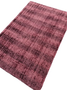 Alfombra de Seda Color Rojo Intenso – Alfombra Minimalista Hecha a Mano - Product Image 2